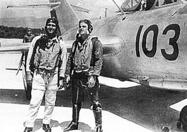 Генри Перес Мартинес (слева) и Рафаэль дель Пино Диас (справа) в период освоения первых МиГ-15бис. Аэродром Сан-Антонио-де-лос-Баньос. Снимок первой половины 1960-х гг..jpg