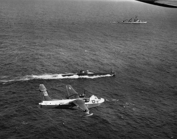 Советская субмарина в окружении кораблей и противолодочных самолетов ВМС США.jpg