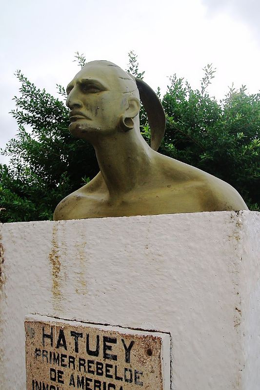 Памятник Хатуэю , вождю таино, в Баракоа , Куба..jpg
