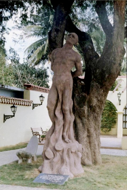 Памятник вождю таино Хатуэю в городе Яра , изображающий момент, когда он был сожжен испанскими солдатами, привязанный к тамариндовому дереву, посаженному в 1907 году..jpg