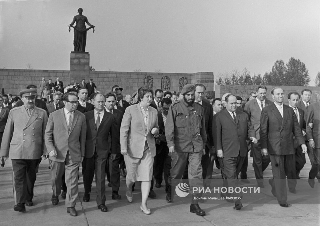 Пребывание в Ленинграде. Фидель Кастро во время посещения Пискаревского мемориального кладбища. Справа, рядом с гостем - первый секретарь Ленинградского обкома КПСС Василий Толстиков..jpg