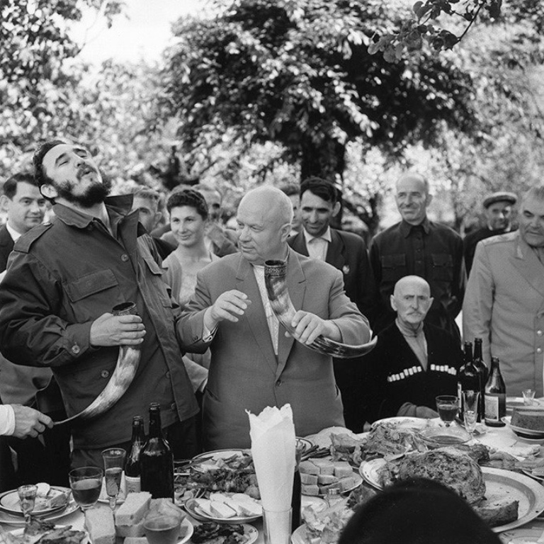 В 1963 году во время своего визита в СССР Фидель Кастро побывал и в Грузии вместе с Никитой Хрущёвым.jpg