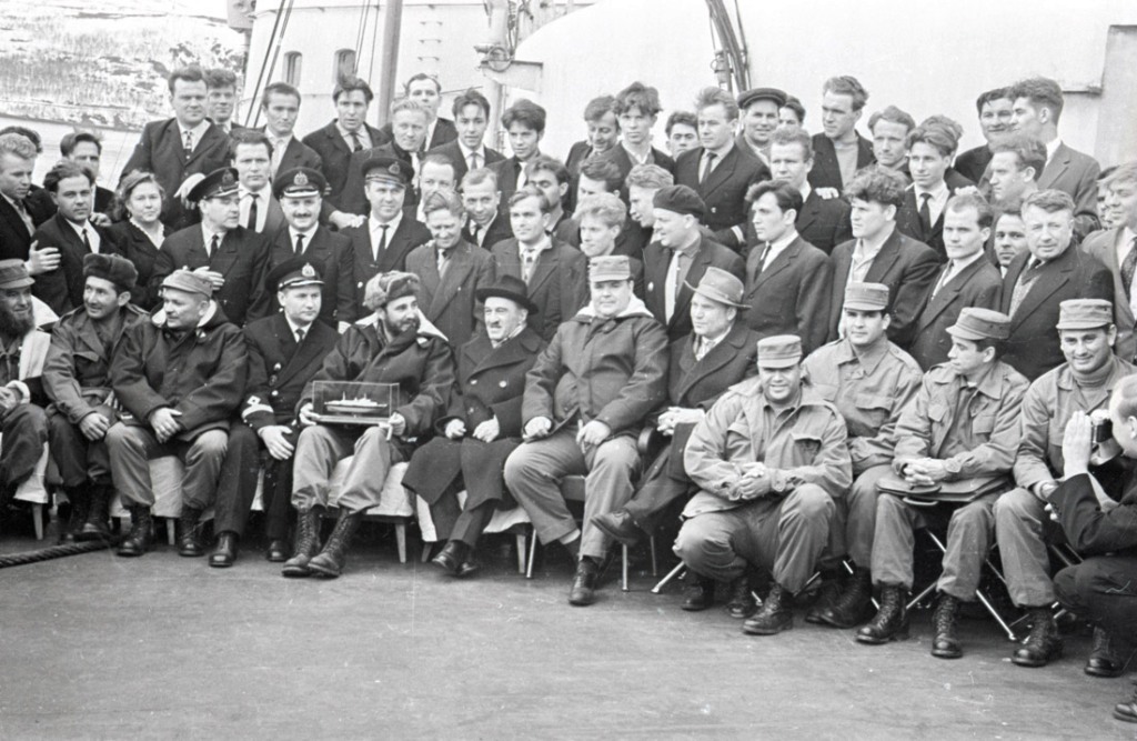 Фидель Кастро в Мурманске на борту атомного ледокола «Ленин» c командой атомохода 27 апреля 1963 г.jpg