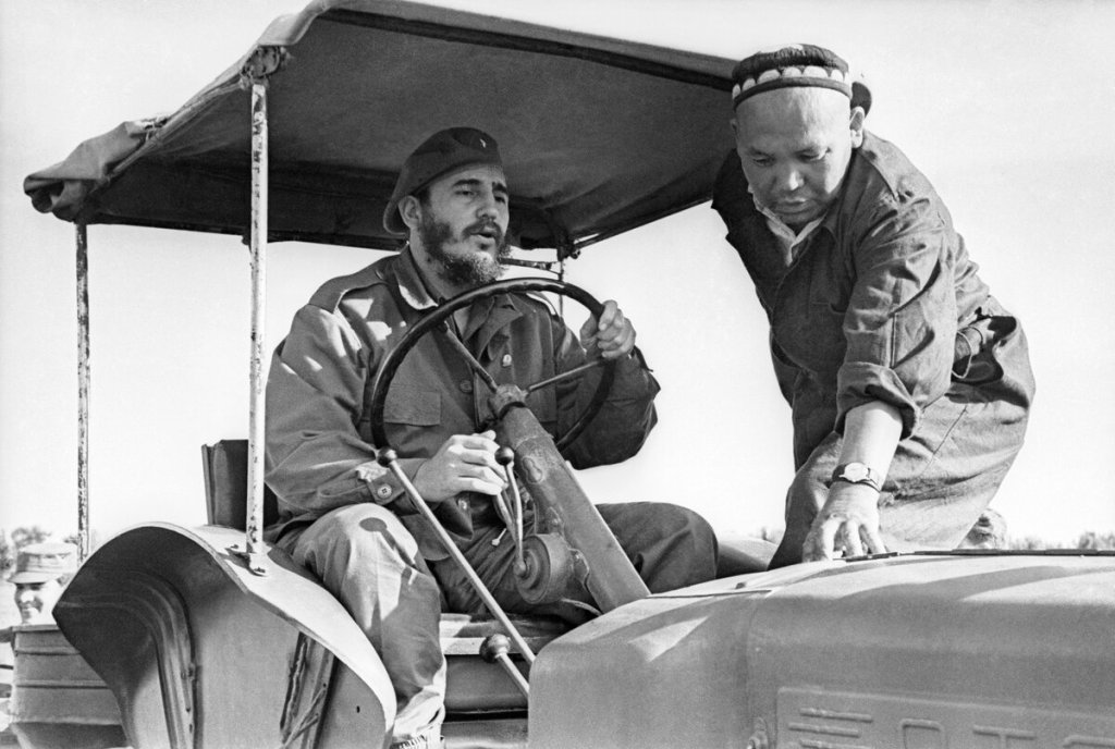 Фидель Кастро за рулем трактора на хлопковой плантации колхоза Кзыл Узбекистан1963 год.jpg