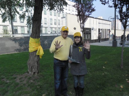 Украина завязала желтые ленты на дерево за свободу Пяти Героев Кубы