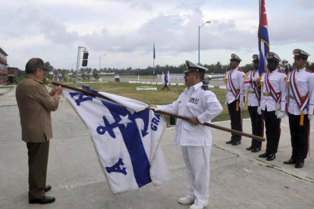 Рауль Кастро вручил орден Антонио Масео Военно-морской академии